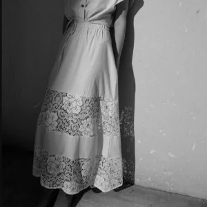 JUPE LONGUE DECOUPES DENTELLE